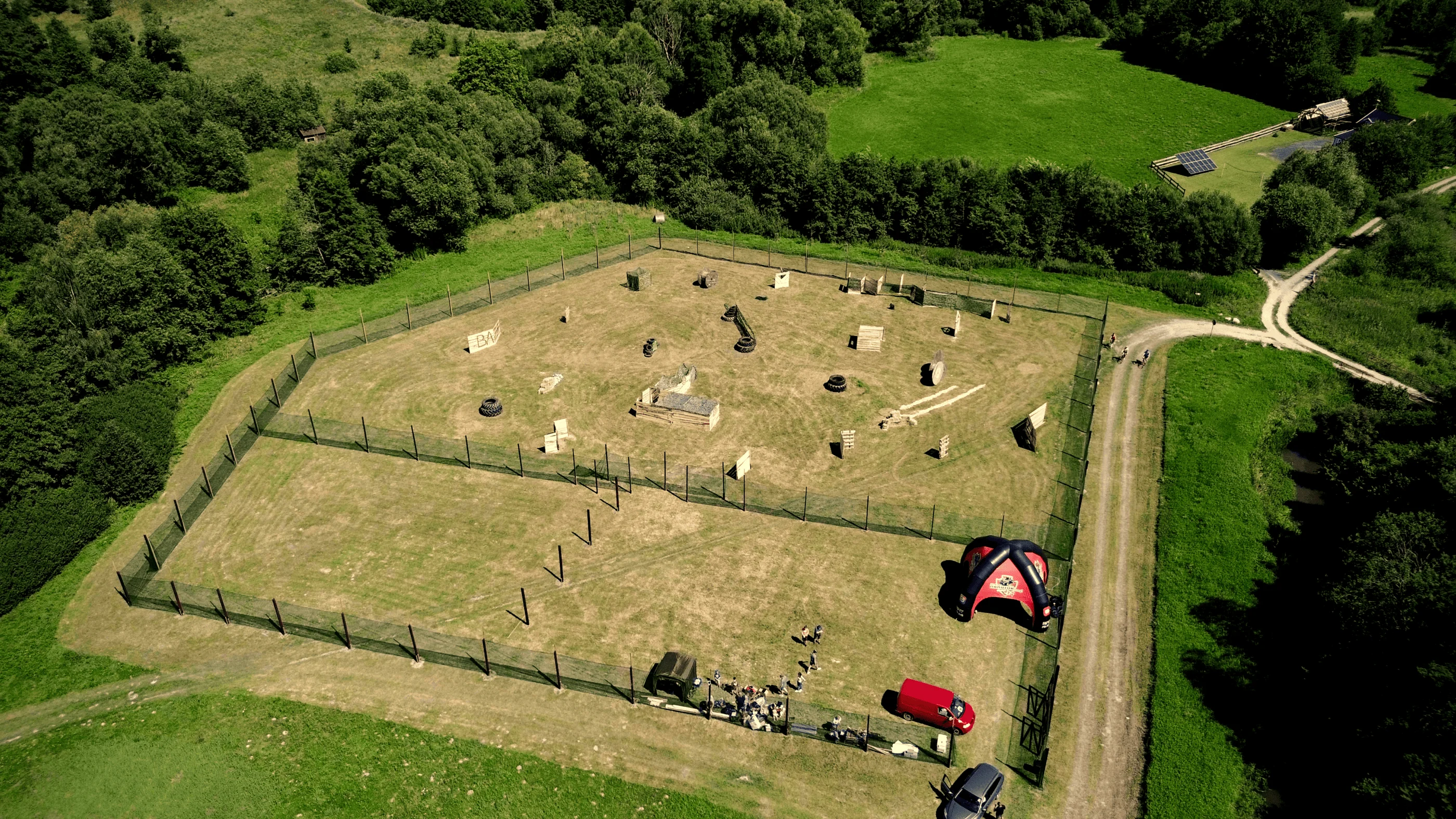 Pole paintball widziane z drona